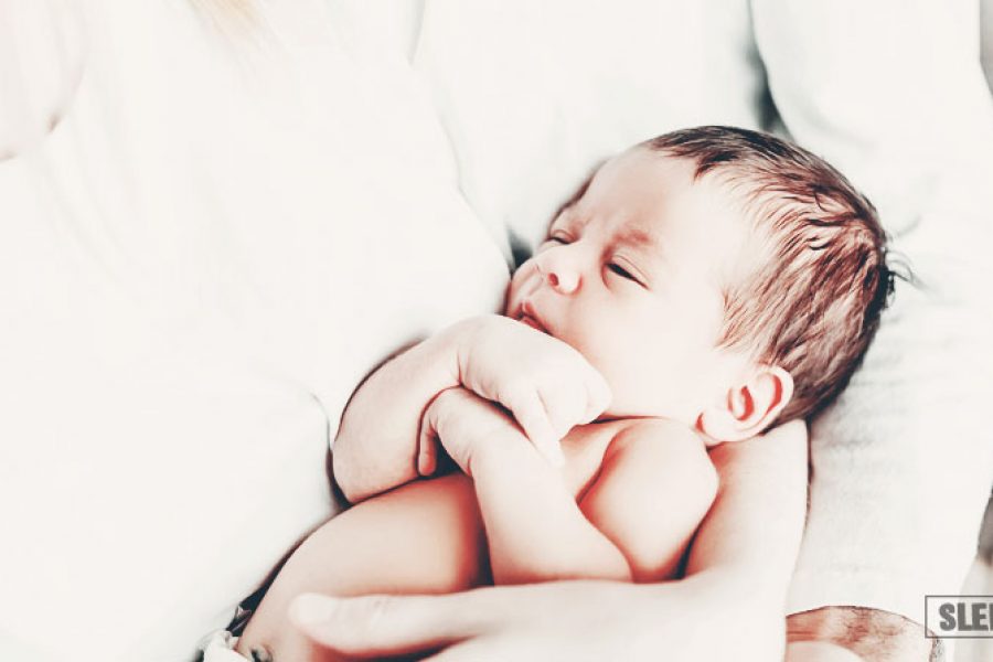 Сколько спят новорожденные в первый месяц: будь в курсе