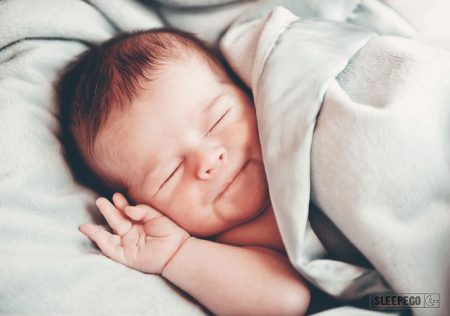 Как приучить ребенка спать без пеленания: плюсы и минусы