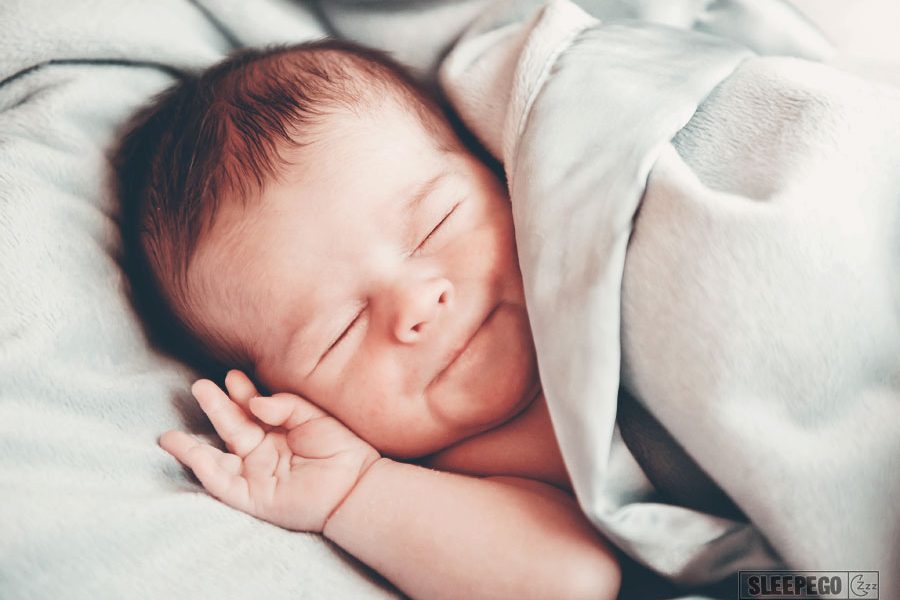 Как приучить ребенка спать без пеленания: плюсы и минусы