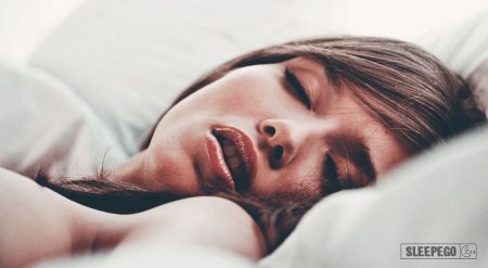 Как научиться спать на спине: преимущества и недостатки