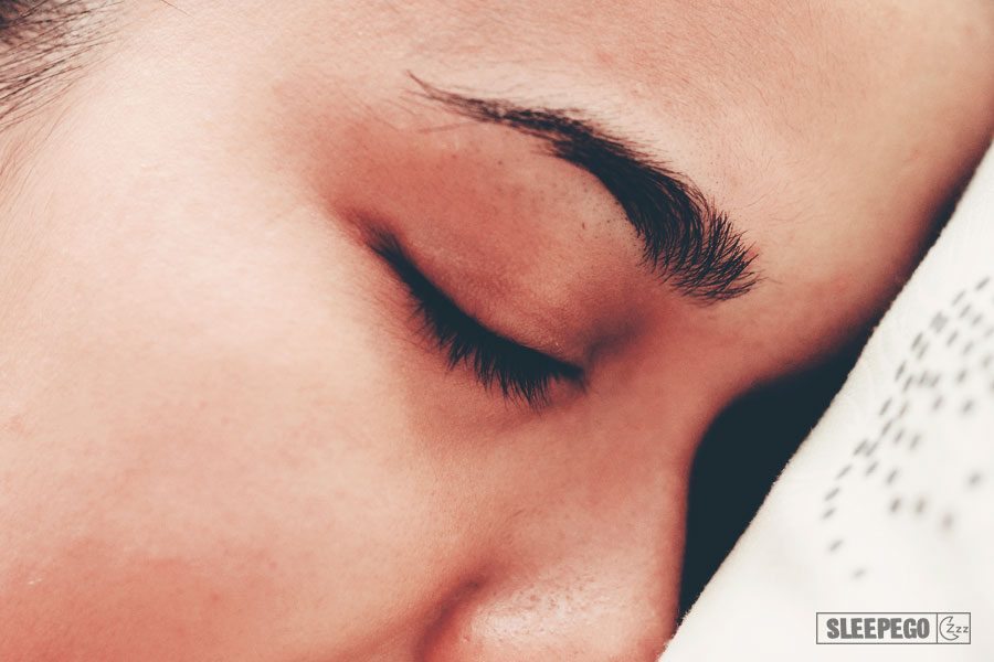 Как спать с открытыми глазами: 8 советов