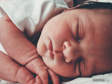Сколько должен спать новорожденный ребенок: нормы дневного и ночного сна