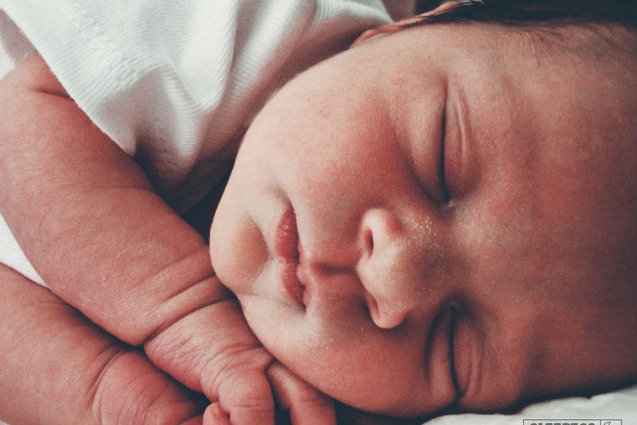 Сколько должен спать новорожденный ребенок: нормы дневного и ночного сна